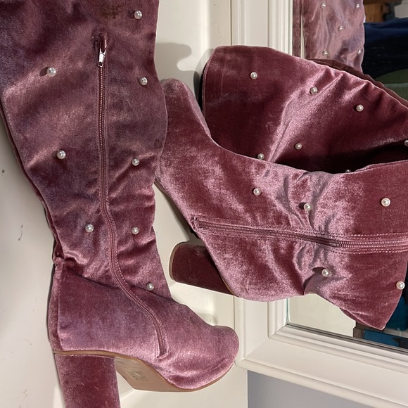 Boots - Picture 4 of 10